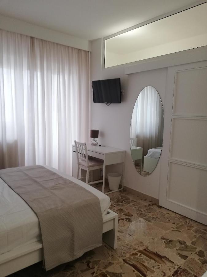Ostuni Crispi House Hotel Buitenkant foto